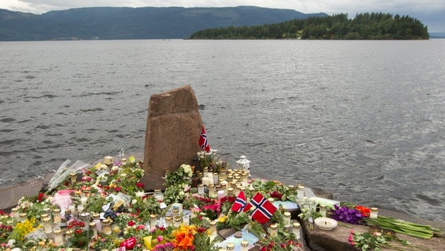 Blomster i forkant av Utøya (Foto: Bendiksby, Terje/SCANPIX)