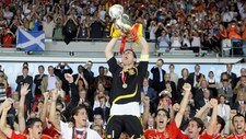 Spanias kaptein Iker Casillas løfter EM-trofeet (Foto: Ivan Sekretarev/AP) Spanias kaptein Iker Casillas løfter EM-trofeet (Foto: Ivan Sekretarev/AP)