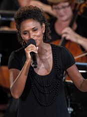 Haddy N'jie opptrer i Oslo Domkirke 22/7-2011 (Foto: Andersen, Aleksander/NTB scanpix) Haddy N'jie opptrer i Oslo Domkirke 22/7-2011 (Foto: Andersen, Aleksander/NTB scanpix)