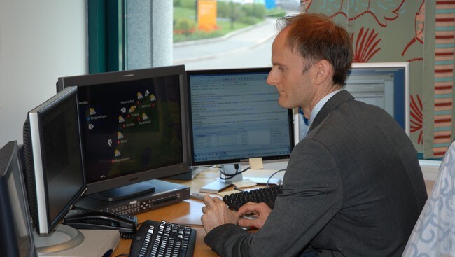 Terje Alsvik Walløe forbereder værmelding (Foto: Lars Håkon Pedersen/NRK)