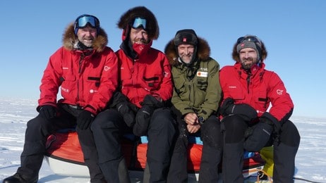 Jubileumsekspedisjonen på vei til Sørpolen (Foto: Norsk Polarinstitutt) Jubileumsekspedisjonen på vei til Sørpolen (Foto: Norsk Polarinstitutt)