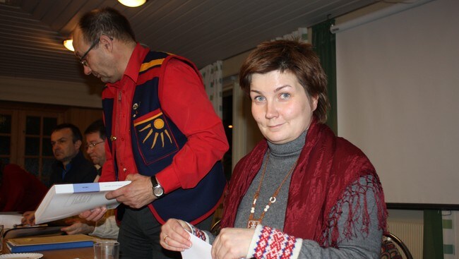 NSR leder Aili Keskitalo, sametingspresident Egil Olli i bakgrunnen (Foto: Nils Henrik Måsø/NRK) NSR leder Aili Keskitalo, sametingspresident Egil Olli i bakgrunnen (Foto: Nils Henrik Måsø/NRK)
