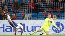 Jon Knudsen redder et forsøk fra franske Loic Remy  (Foto: Lien, Kyrre/Scanpix)