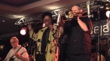 Video Ytre Suløen dro stinn brakke på Moldejazz (Foto: Nyhetsspiller) Video Ytre Suløen dro stinn brakke på Moldejazz (Foto: Nyhetsspiller)