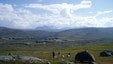 På veien fra Øvre Tollådal til Bjellåvasstua passeres en spennende stein, og i bakgrunnen ses Ølfjellet, det høyeste fjellet i området.