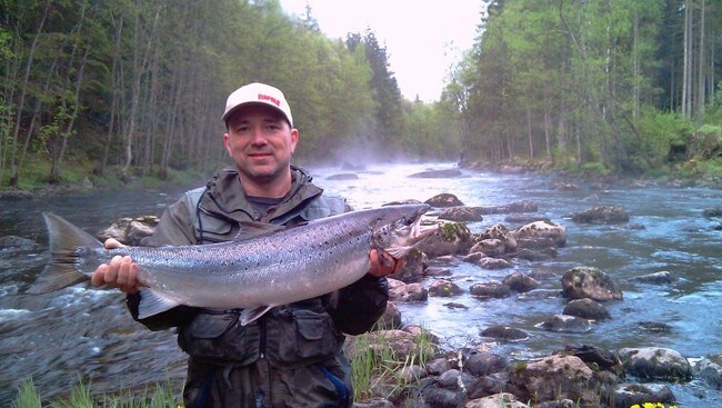 Rune Andersen fra Hønefoss med en laks fra Enningdalselva. (Foto: AJFF Halden)