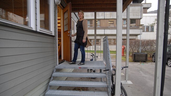 Inngang til 'brakka' BUP Førde (Foto: Aleksander Vallestad/NRK)