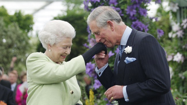 Dronning Elisabeth og prins Charles (Foto: SANG TAN/AFP) Dronning Elisabeth og prins Charles (Foto: SANG TAN/AFP)