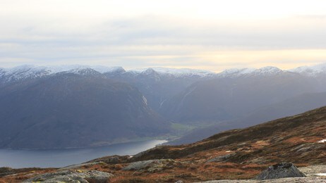 Ortnevik sett frå fjellet mellom Måren og Lånefjorden (Foto: Kjell Arvid Stølen/NRK) Ortnevik sett frå fjellet mellom Måren og Lånefjorden (Foto: Kjell Arvid Stølen/NRK)