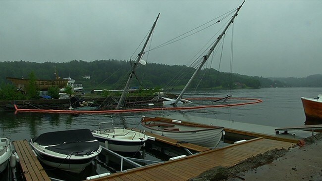 Seilbåt sank ved brygga (Foto: Pål Tegnander/NRK) Seilbåt sank ved brygga (Foto: Pål Tegnander/NRK)