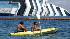 Badegjester ved «Costa Concordia» (Foto: STRINGER/ITALY/Reuters) Badegjester ved «Costa Concordia» (Foto: STRINGER/ITALY/Reuters)