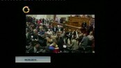Slåsskamp i parlamentet - Politikerne i Venezuela brøt ut i knyttnevekamp i parlamentet tirsdag etter en debatt om valget. Flere folkevalgte forlot salen blodige.