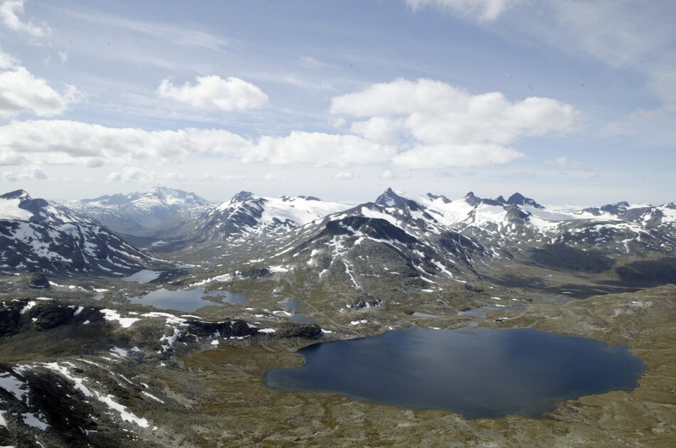 Sett fra Kyrkja mot vest. eirvassbu og Leirvatnet. Smørstabbrean og Storebjørn i bakgrunnen, og Hurrungane til venstre.