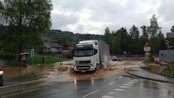 Vann i Gata i Vallset, Stange - Vann flommer nedover Gata i Vallset i Stange.