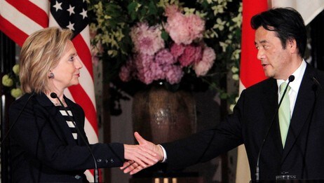 Hillary Clinton og Katsuya Okada (Foto: POOL/Reuters) Hillary Clinton og Katsuya Okada (Foto: POOL/Reuters)