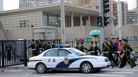 Vakter fra den kinesiske ambassaden ved USAs ambassade i Beijing (Foto: GOH CHAI HIN/Afp) Vakter fra den kinesiske ambassaden ved USAs ambassade i Beijing (Foto: GOH CHAI HIN/Afp)