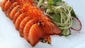 Sashimi av laks med soya, lime og sesam (Foto: Tone G. Johannesen/NRK) Sashimi av laks med soya, lime og sesam (Foto: Tone G. Johannesen/NRK)