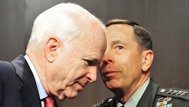 John McCain og David Patreaus (Foto: KAREN BLEIER/Afp) John McCain og David Patreaus (Foto: KAREN BLEIER/Afp)
