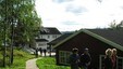 hovedhuset og soveavdelingen sett fra stien mot Iversens hus