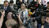 Natascha Kampusch forlater et rettsmøte i Graz