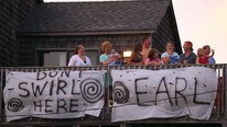 Familier venter på orkanen Earl ved Newport News i Virginia (Foto: MARK WILSON/Afp)