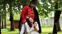 Sarastro (Magne Fremmerlid) og Pamina (Anne Wiik Larssen) i Tryllefløyten i Stjørdal. (Foto: Arne Kristian Gansmo/NRK)