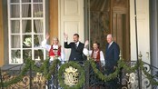 Kongefamilien på Stiftsgårdstrappa