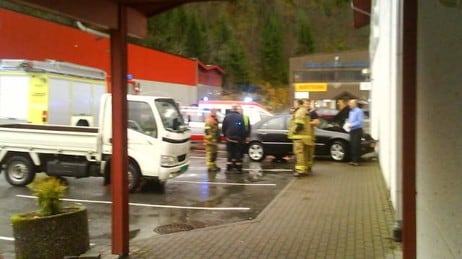 Bil køyrde i Skeidar-bygget (Foto: Torje Bjellaas/NRK) Bil køyrde i Skeidar-bygget (Foto: Torje Bjellaas/NRK)