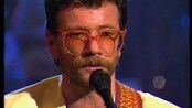 Se Åge fremføre "Lys og Varme" i 1984! - Fra restaurant Humla i Oslo i 1984: Åge Aleksandersen spiller gitar og synger "Lys og Varme" i lag med NRK's jentekor.