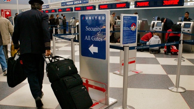 Airline Pilots Commuting (Foto: NAM Y HUH/Ap) Airline Pilots Commuting (Foto: NAM Y HUH/Ap)