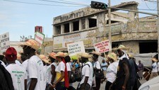 HAITI-QUAKE Thousands of demonstrators march on the streets while carrying signs and shouting slogans in Port-au-Prince (Foto: SWOAN PARKER/Reuters)