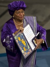 Ellen Johnson Sirleaf med diplom Nobels fredspris 2011 (Foto: ODD ANDERSEN/Afp) Ellen Johnson Sirleaf med diplom Nobels fredspris 2011 (Foto: ODD ANDERSEN/Afp)