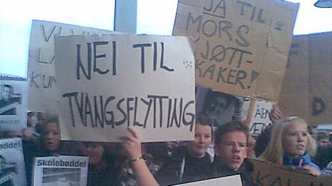 Demonstrerer mot skolekutt (Foto: Lars Egil Mogård/NRK) Demonstrerer mot skolekutt (Foto: Lars Egil Mogård/NRK)