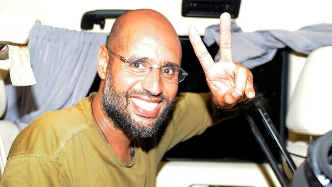 Seif al-Islam møter journalister 23. august 2011 i Tripoli (Foto: PAUL HACKETT/Reuters) Seif al-Islam møter journalister 23. august 2011 i Tripoli (Foto: PAUL HACKETT/Reuters)