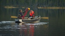 Tor Ola Skogstad og datteren på fisketur (Foto: Ulf Myrvold/NRK)