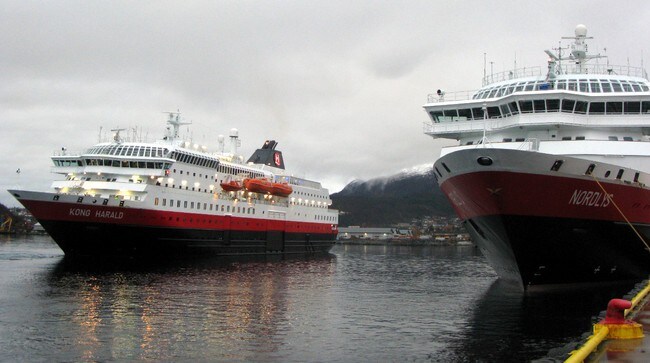 MS Nordlys og MS Kong Harald i Harstad (Foto: Atle Markeng/NRK)