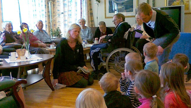 Barneflokk og eldre (Foto: Yngve Stiansen/NRK) Barneflokk og eldre (Foto: Yngve Stiansen/NRK)