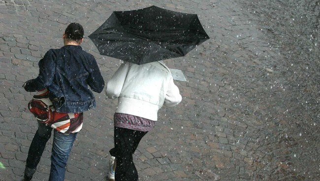 Løper i regnet (Foto: MAXPPP/PHOTOPQR/L'ALSACE)