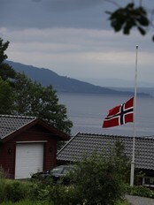 Flagg på halv stang på Utøya (Foto: Kim Erlandsen/NRK) Flagg på halv stang på Utøya (Foto: Kim Erlandsen/NRK)