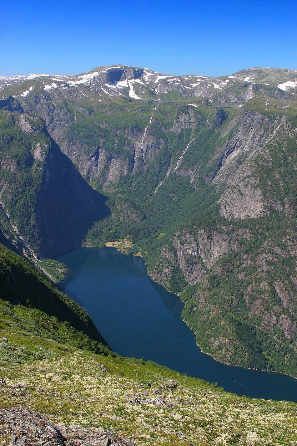 Fullsommer over Finnafjorden