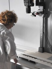 Dødehavsrullene fotograferes for å legges på Internett (Foto: -/AFP)