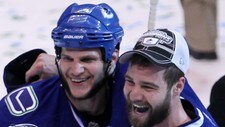 Kevin Bieksa og Chris Higgins (Foto: Jonathan Hayward/Ap) Kevin Bieksa og Chris Higgins (Foto: Jonathan Hayward/Ap)