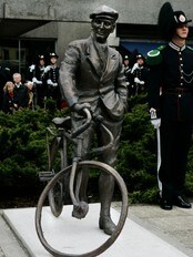 Statue av Gunnar Sønsteby (Foto: Aas, Erlend/SCANPIX)