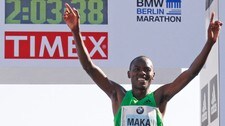 Makau fra Kenya vinner Berlin maraton (Foto: TOBIAS SCHWARZ/Reuters)