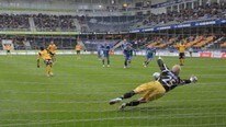 Ernest Asante scorer på straffe (Foto: Øyvind Eskedal/NRK)