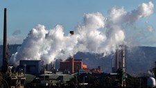 Stålverk i byen Port Kembla sør for Sydney (Foto: TIM WIMBORNE/Reuters)