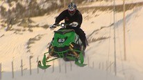 Høye hopp på snowcrossbanen i Verdal. (Foto: Eivind Aabakken) Høye hopp på snowcrossbanen i Verdal. (Foto: Eivind Aabakken)