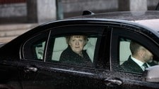 Angela Merkel i det hun forlater Oslo Rådhus etter Nobelseremonien (Foto: NTB SCANPIX/Reuters) Angela Merkel i det hun forlater Oslo Rådhus etter Nobelseremonien (Foto: NTB SCANPIX/Reuters)