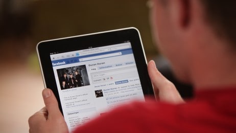 Facebook på iPad. (Foto: Colourbox) Facebook på iPad. (Foto: Colourbox)
