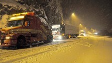 Vogntog står fast i Nulandsbakken, E39  (Foto: Erik Thime/Agder)